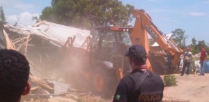 19jan2016---policiais-federais-e-militares-destruiram-as-casas-dos-indios-pataxos-em-reintegracao-de-posse-1453330020510_615x300