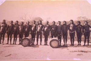 21/12/11 Credito: Lais Telles/Esp. DP/D.A Press. Museu Virtual Carlos Estevao. Ele foi um folclorista que reuniao pecas e fotografias de indigenas da america-latina no periodo de 1908 a 1948 e hoje esse material esta no Museu do Estado de Pernambuco. Membros da classe Pohitikama, esperando a chegada dos seus adversarios para o comeco da corrida de Tora.