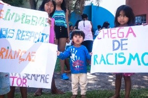 8jan2016---criancas-seguram-cartazes-contra-racismo-durante-ato-na-casa-de-passagem-indigena-em-curitiba-pr-contra-a-morte-do-menino-ind