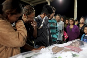 Enterro do agente de saúde indígena Clodiodi Aquileu Rodrigues de Souza, 23 anos, Reserva Te'ykue, Caarapó, MS