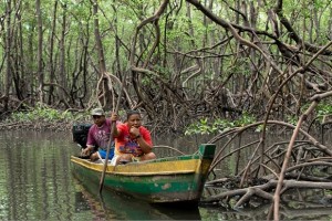 Casal_de_marisqueiros_em_Canavieiras