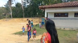 crianças fogem das