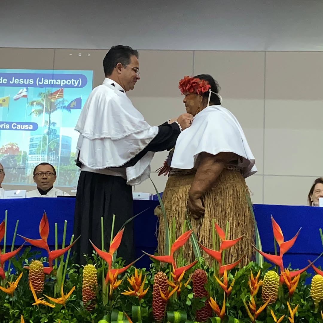 ALEXANDRO ENTREGA A COMENTA A VAL