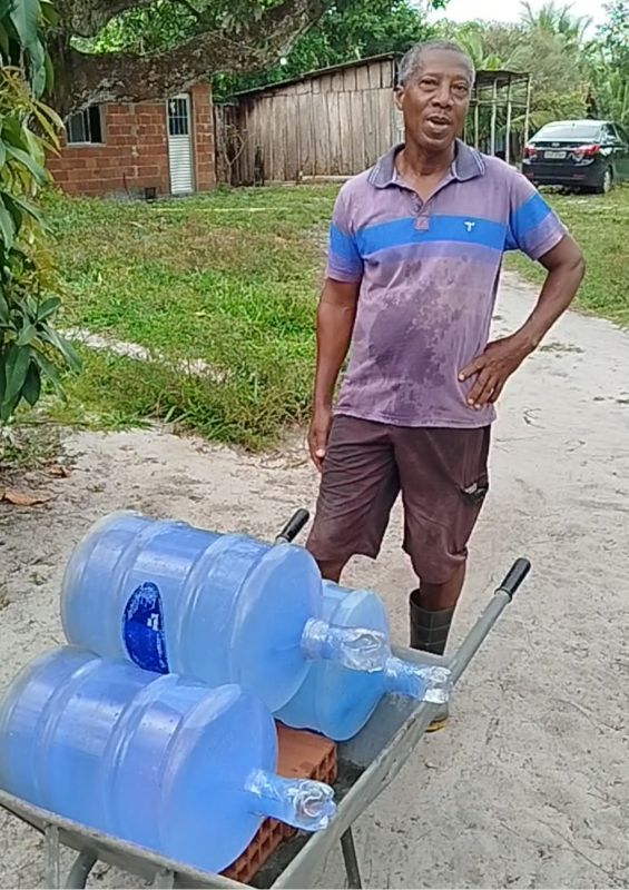 MARCOOS PEGANDO AGUA