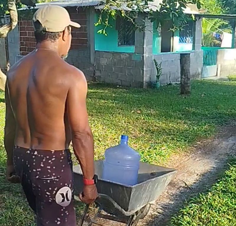 NICERCIO PEGANDO AGUA